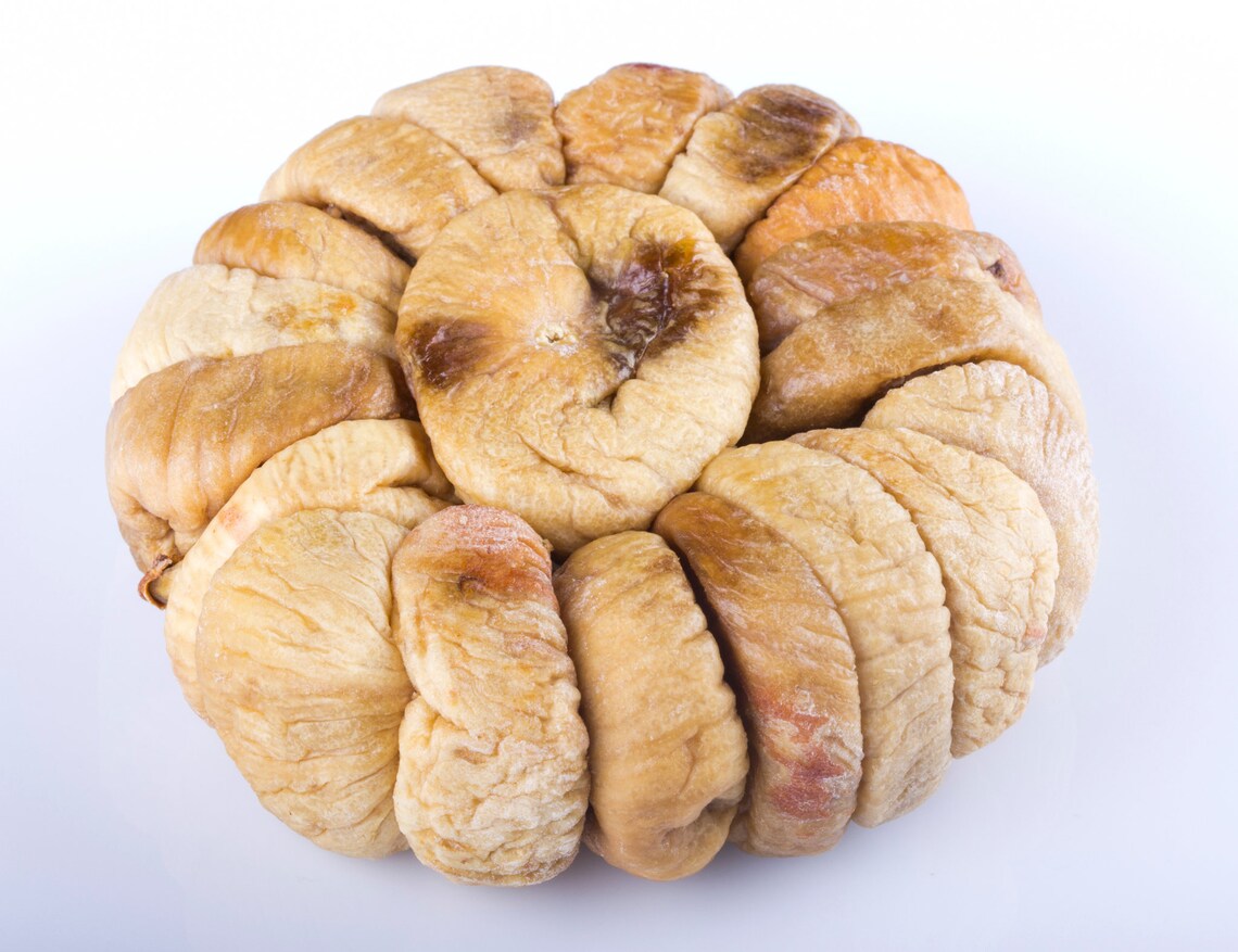 "A close-up of plump and tender dried figs, a delicious and nutritious snack with a rich, sweet flavor in a circle shape